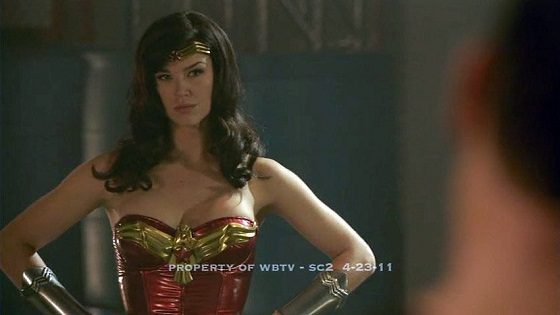 Adrianne Palicki como Wonder Woman