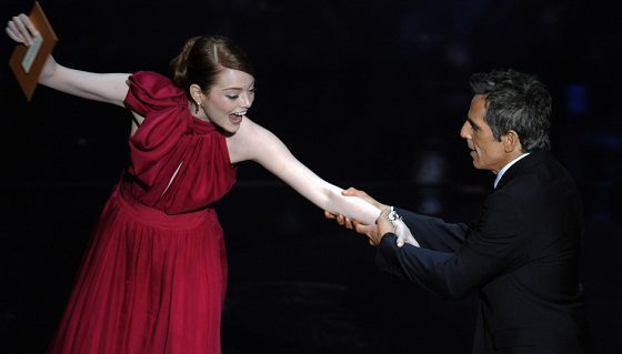 Emma Stone y Ben Stiller en los Oscars de 2012