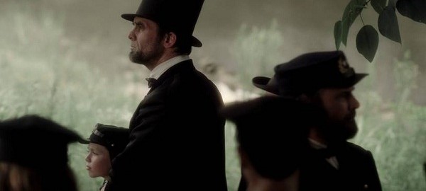 Billy Campbell como Abraham Lincoln