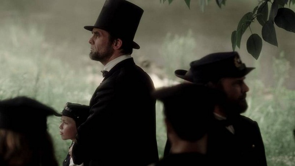 Billy Campbell como Abraham Lincoln