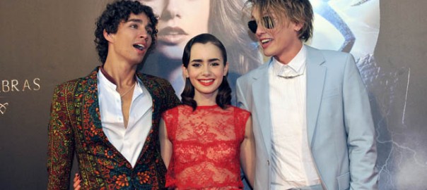 Robert Sheehan, Lily Collins y Jamie Campbell Bower