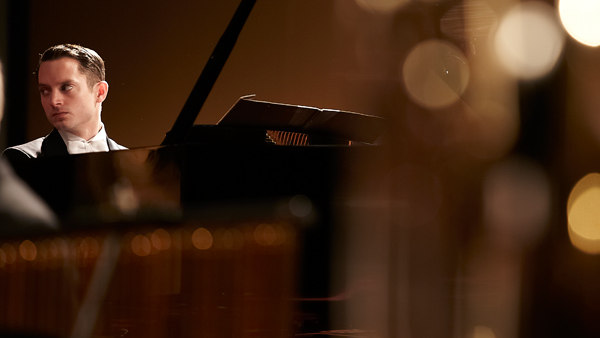 Elijah Wood en Grand Piano