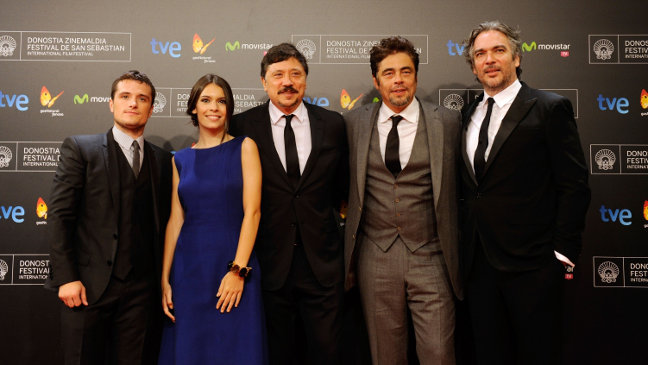 El elenco de Pablo Escobar con su director