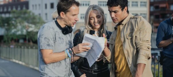 Ana Mena, junto a Óscar Casas y Mat Whitecross en el rodaje de Ídolos