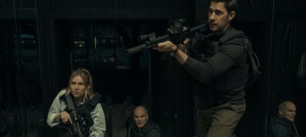 Sienna Miller, Michael Kelly y John Krasinski